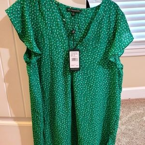 Adrianna Papell Green Size Medium Floral Shirt